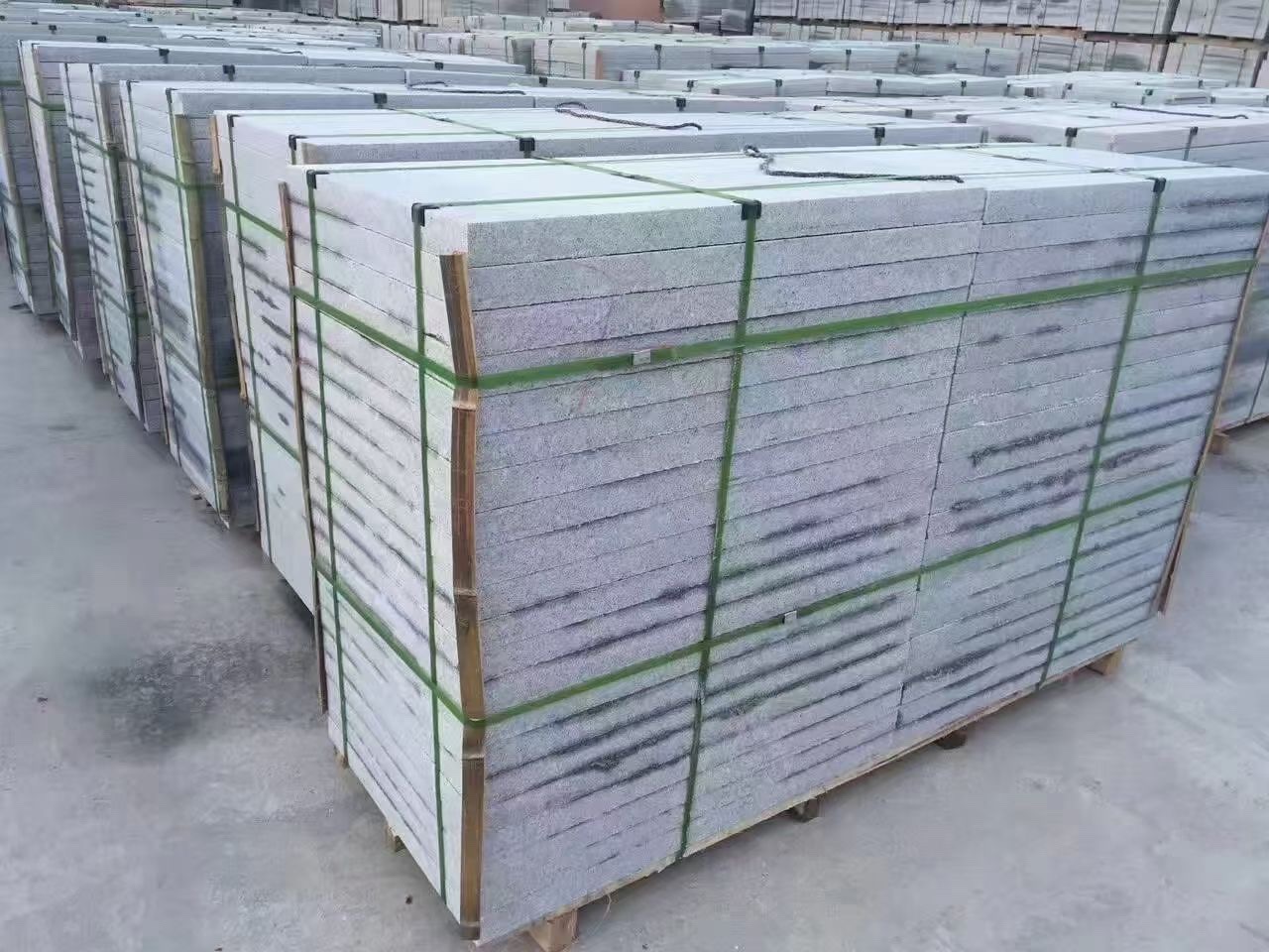 灰色芝麻灰花崗巖廠家外墻干掛2.5公分厚火燒板光面荔枝面石材價(jià)格